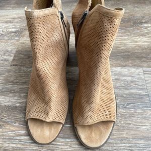 Authentic Steve Madden peep toe heels! So cute!